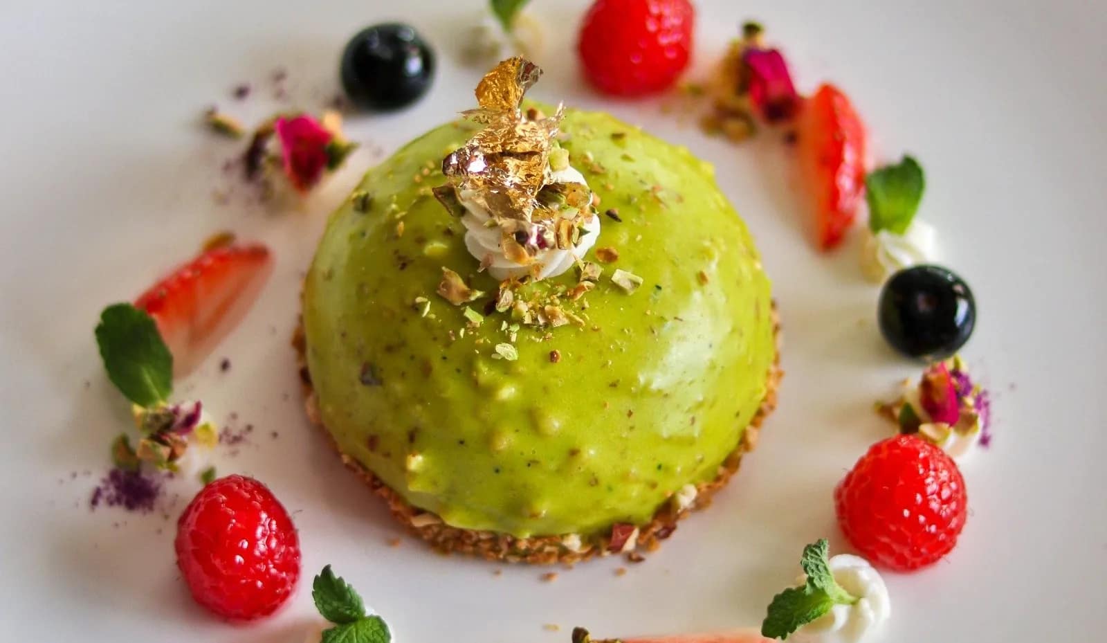 Pistachio & berry elegance cake