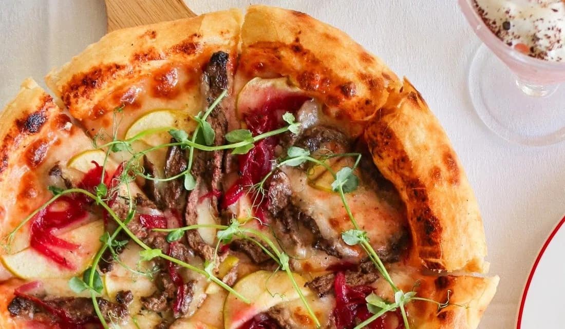 Steak pizza